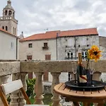 Charming Retreat In Old Town *