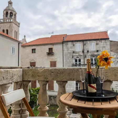Charming Retreat In Old Town *