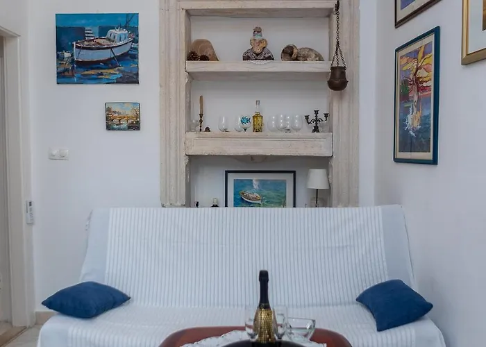 Charming Retreat In Old Town *